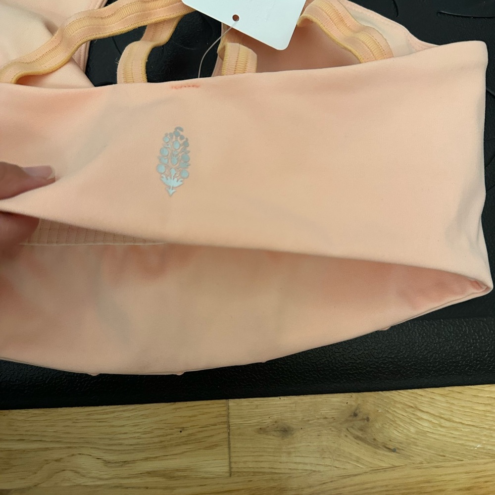 Free People Peach 🍑 Sports Bra with Supportive Seaming Size XS - Picture 5 of 9